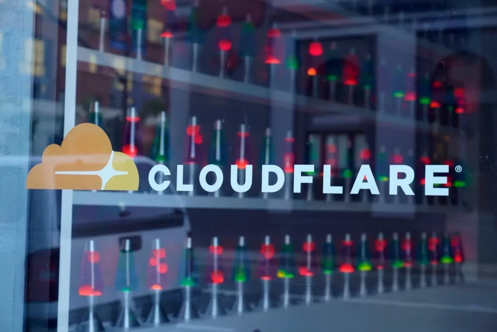 Cloudflare logosu ve internet trafiğini koruyan kalkan simgesiyle web sitelerini hızlandıran ve güvenli hale getiren servis görseli