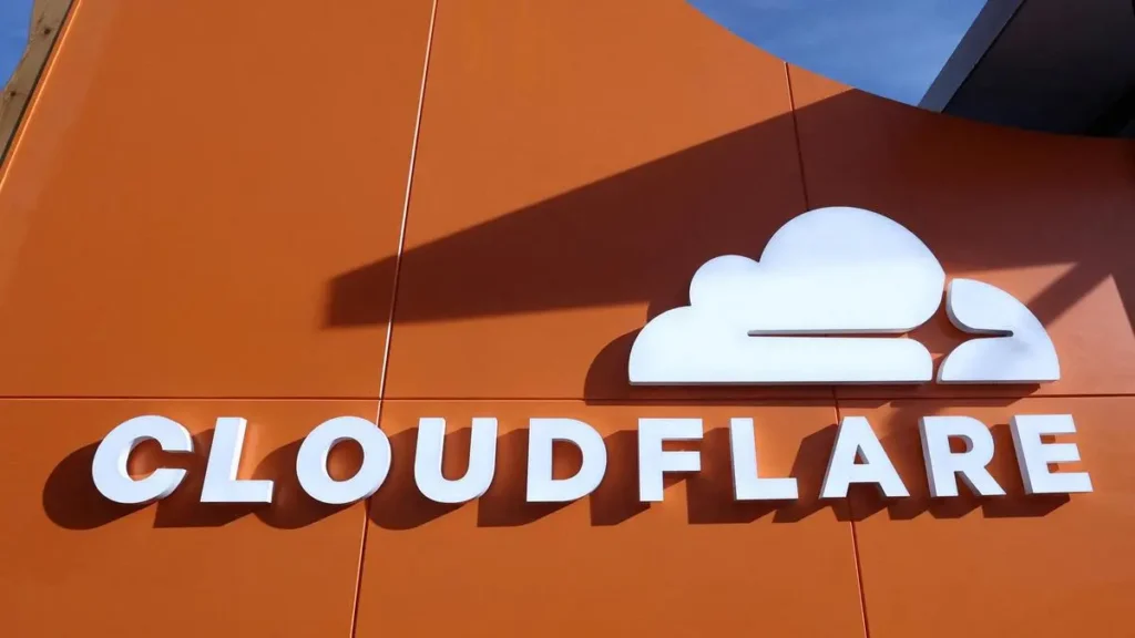 Cloudflare kurulum ekranında DNS kayıtları ve nameserver ayarları yapılan bir web sitesi yönetim paneli görseli